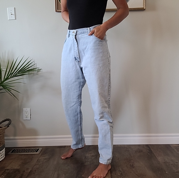 Vintage Denim - Vintage light wash mom jeans !